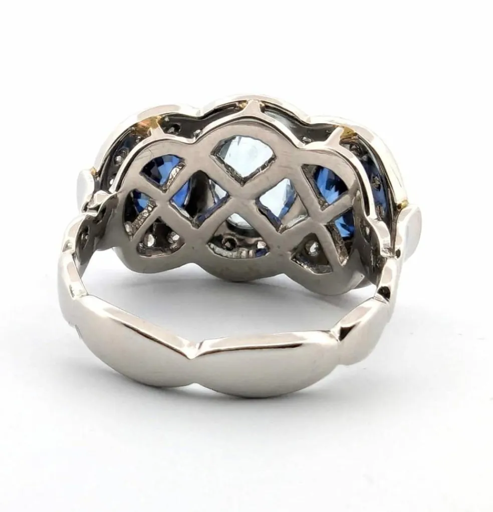 Bague en platine avec aigue-marine centrale, saphirs latéraux et diamants