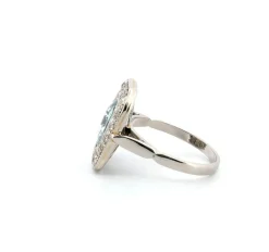 Bague en platine avec aigue-marine centrale et diamants environnants