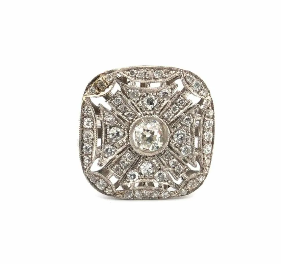 Bague en platine avec diamant central et diamants environnants