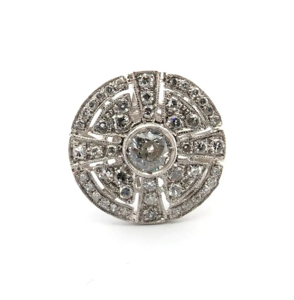 Bague en platine avec diamant central et diamants environnants