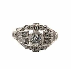 Bague en platine avec diamant central et diamants environnants