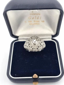 Bague en platine avec diamant Old Mine et diamants environnants
