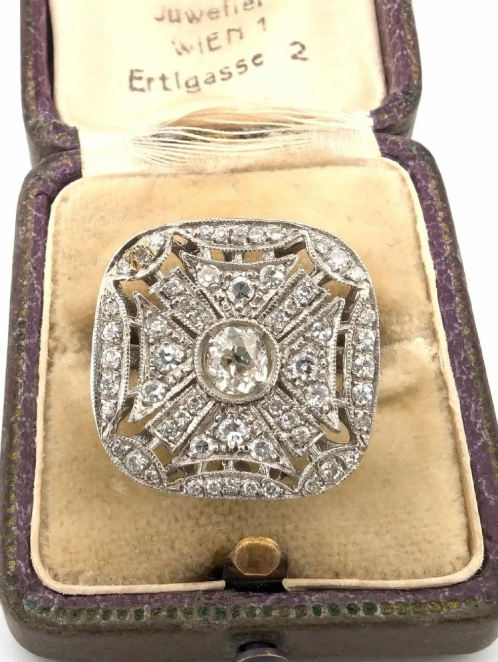 Bague en platine avec diamant central et diamants environnants