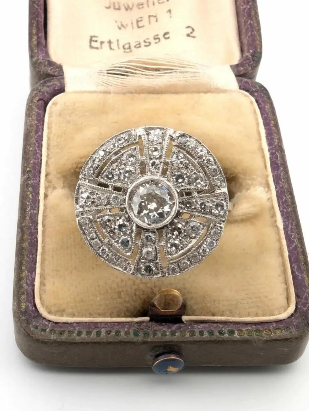 Bague en platine avec diamant central et diamants environnants