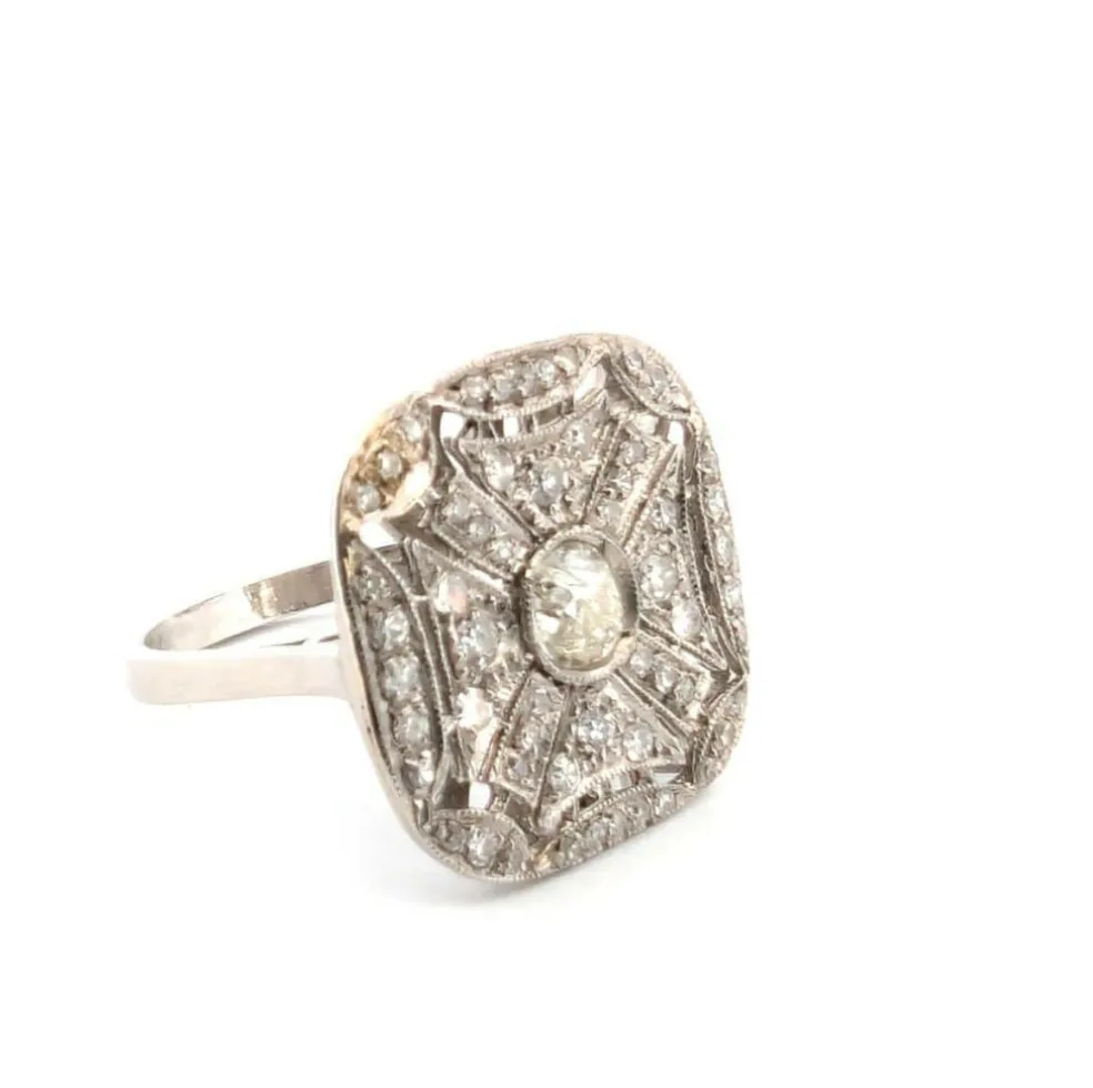 Bague en platine avec diamant central et diamants environnants