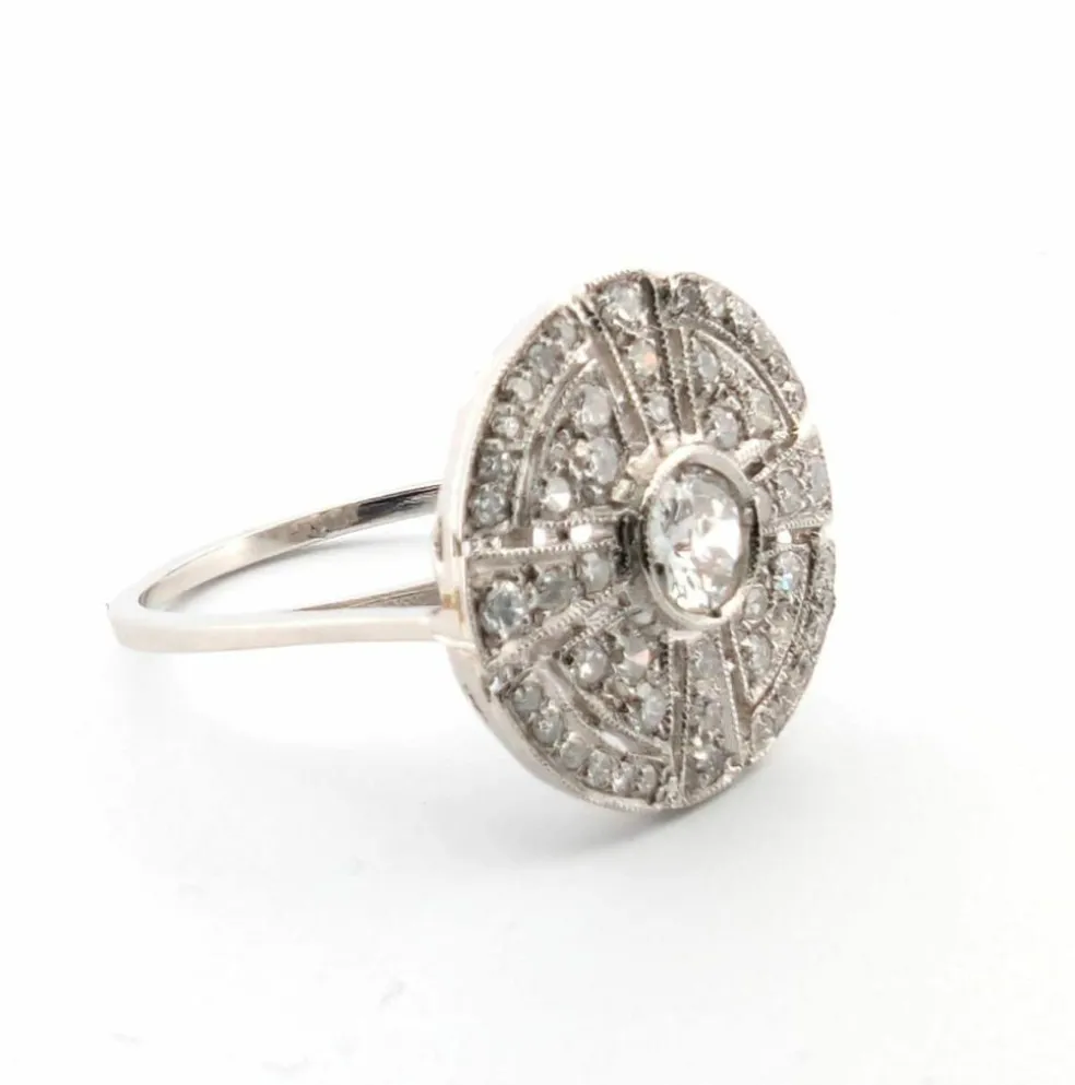 Bague en platine avec diamant central et diamants environnants