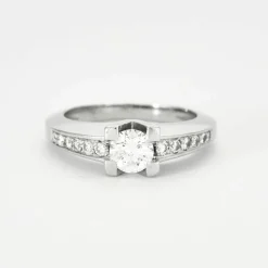 Bague en platine avec diamants