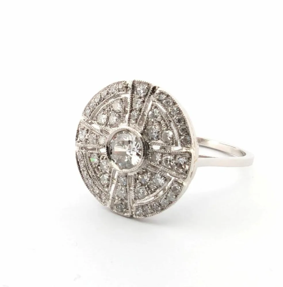 Bague en platine avec diamant central et diamants environnants