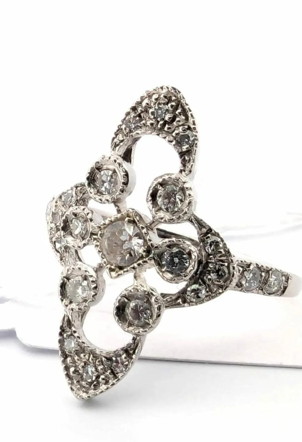 Bague en platine avec diamants