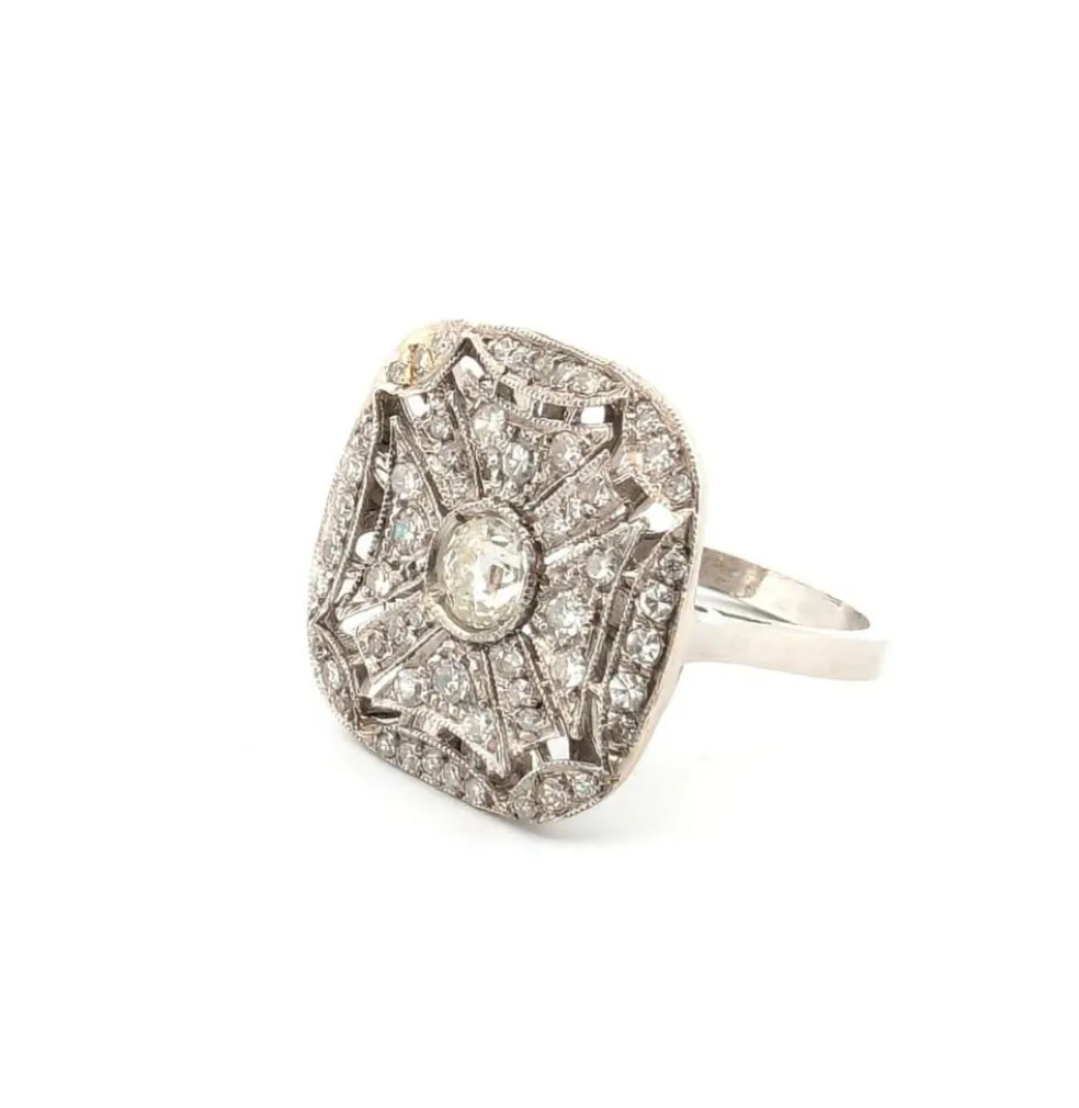 Bague en platine avec diamant central et diamants environnants