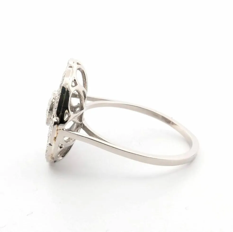 Bague en platine avec diamant central et diamants environnants