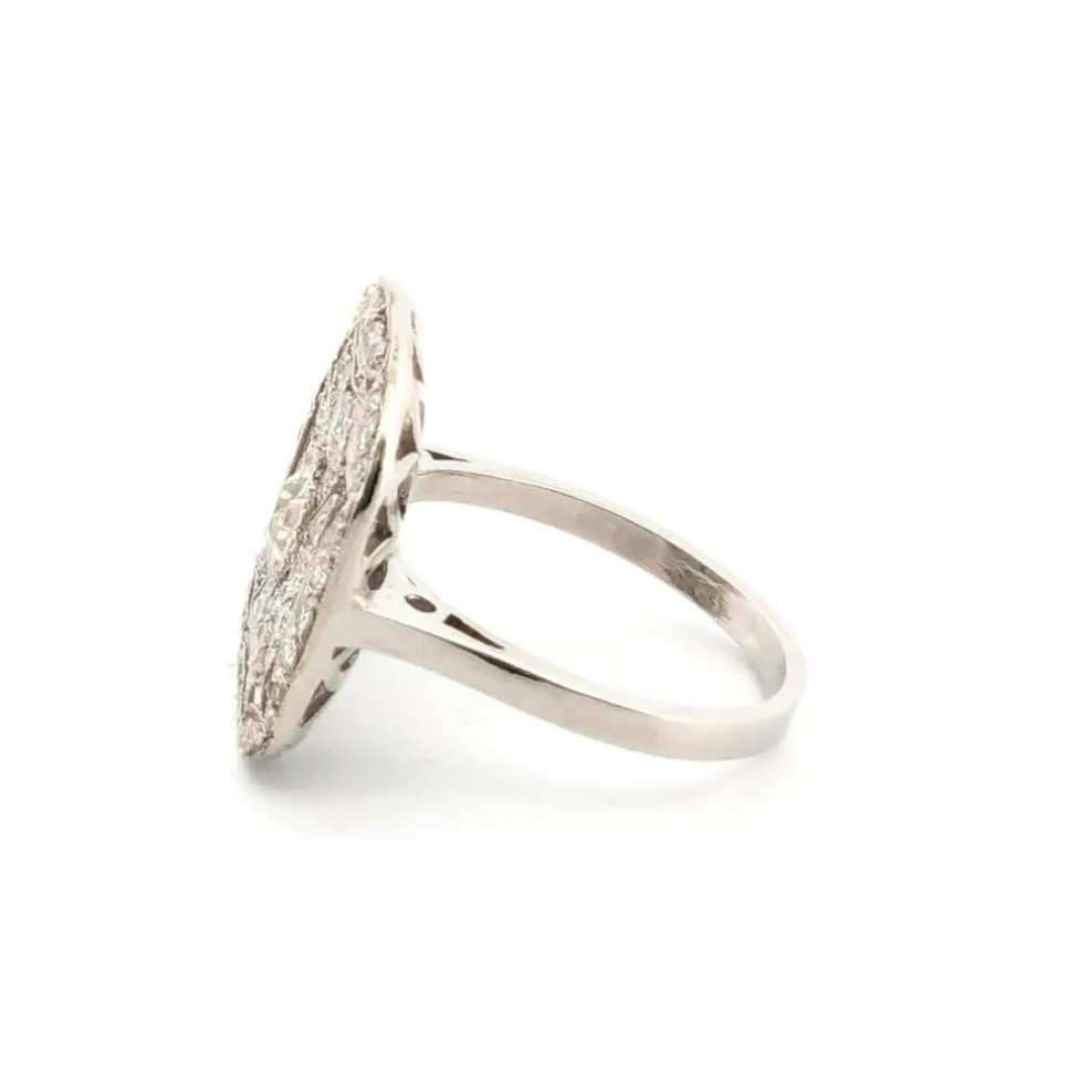Bague en platine avec diamant central et diamants environnants