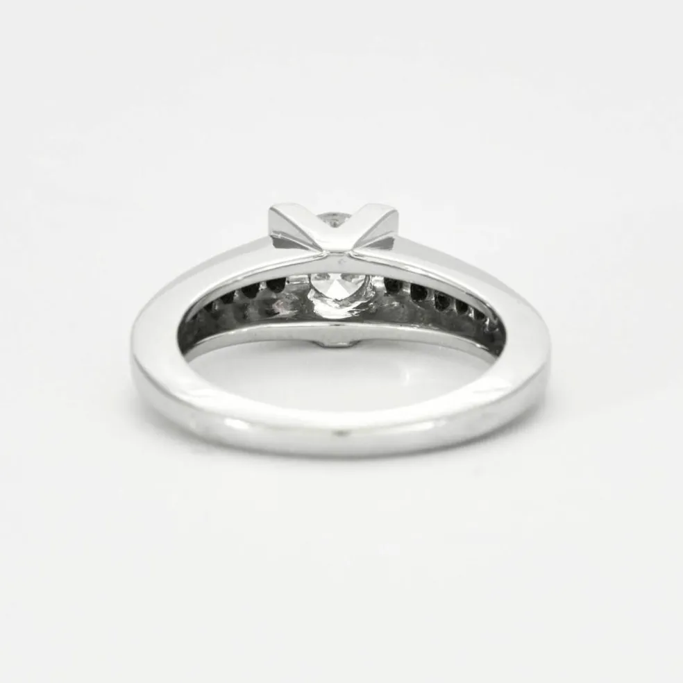 Bague en platine avec diamants