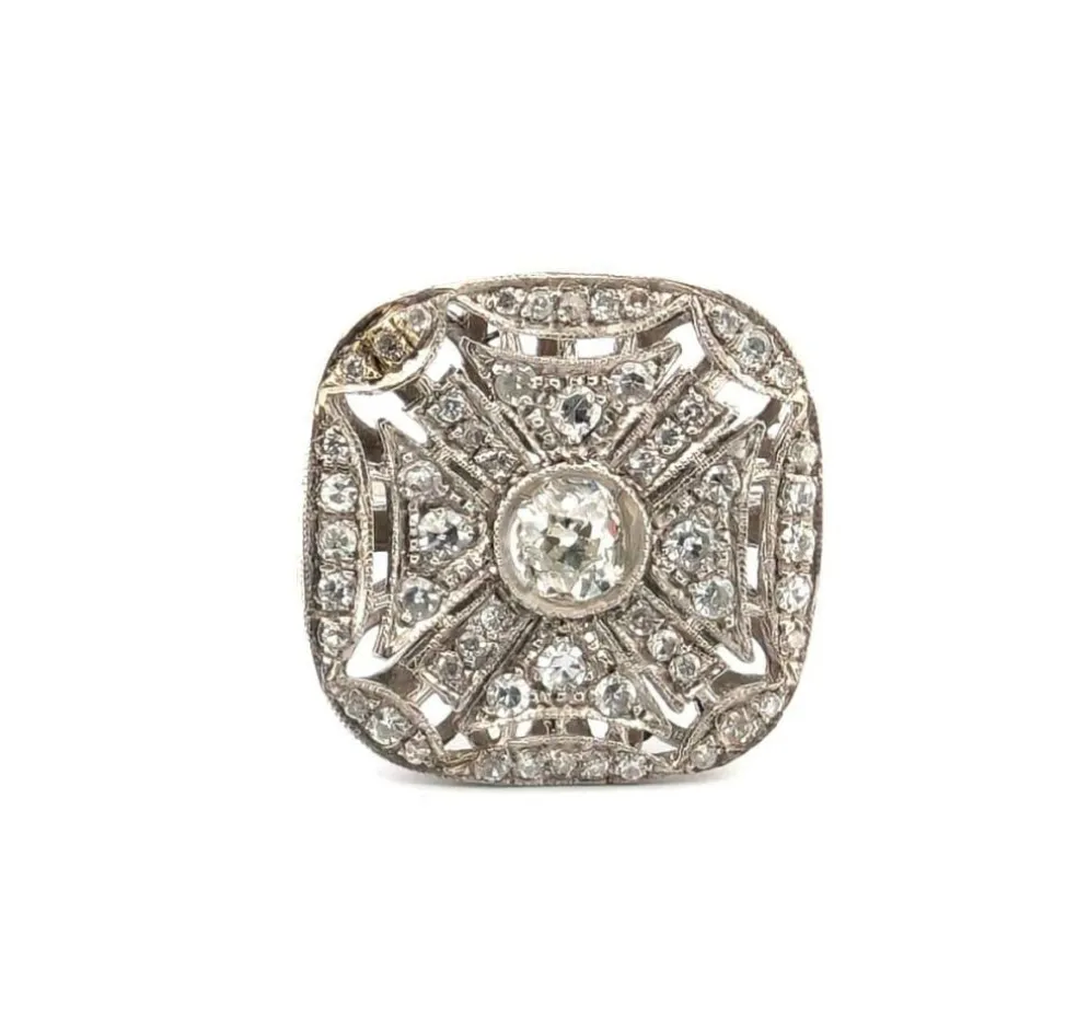 Bague en platine avec diamant central et diamants environnants