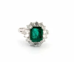 Bague en platine avec émeraude et diamants