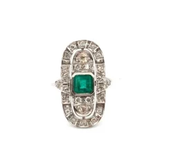 Bague en platine avec émeraude centrale et diamants environnants