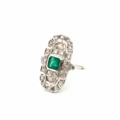 Bague en platine avec émeraude centrale et diamants environnants