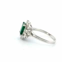 Bague en platine avec émeraude et diamants