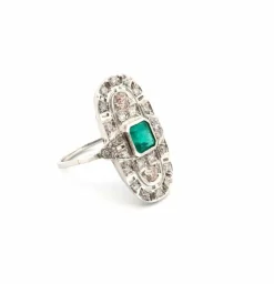 Bague en platine avec émeraude centrale et diamants environnants