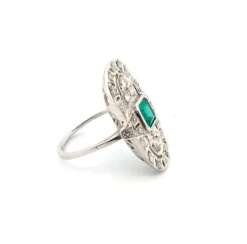 Bague en platine avec émeraude centrale et diamants environnants