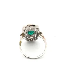 Bague en platine avec émeraude centrale et diamants environnants