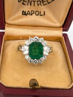 Bague en platine avec émeraude et diamants