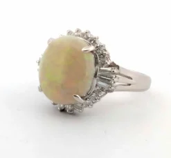 Bague en platine avec opale éthiopienne et diamants