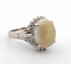 Bague en platine avec opale éthiopienne et diamants