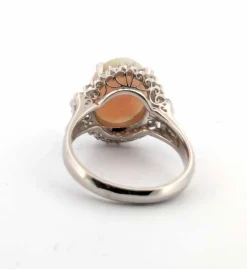 Bague en platine avec opale éthiopienne et diamants
