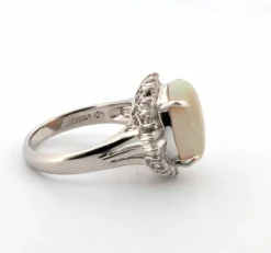 Bague en platine avec opale éthiopienne et diamants