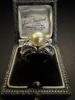 Bague en platine avec perle et diamants