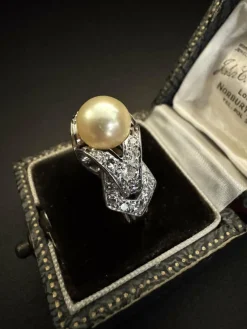 Bague en platine avec perle et diamants