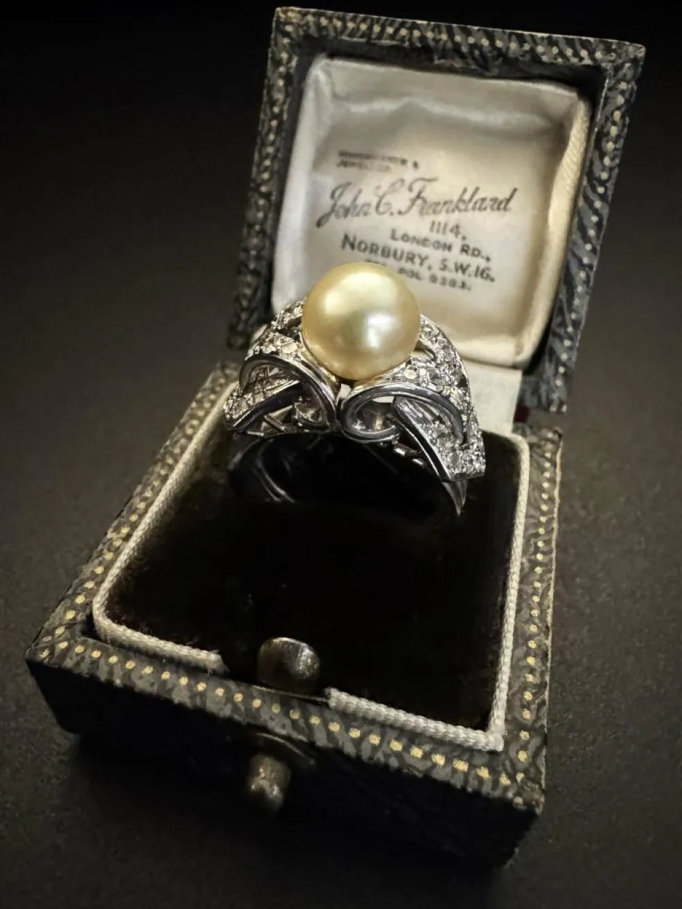 Bague en platine avec perle et diamants