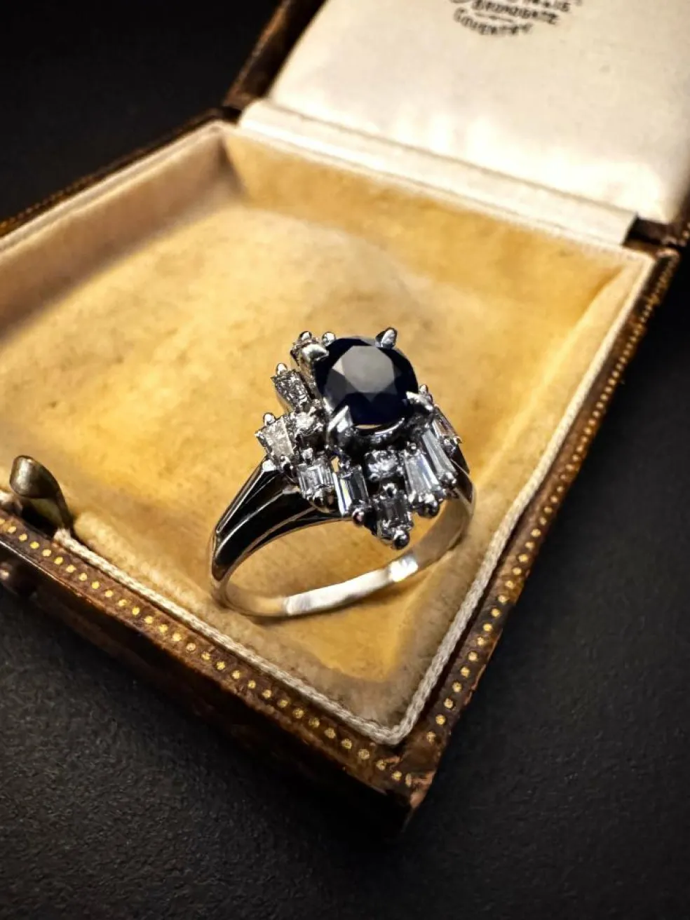 Bague en platine avec saphir et diamants