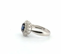 Bague en platine avec saphir central et diamants