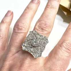 Bague en platine de style Art Déco avec diamants