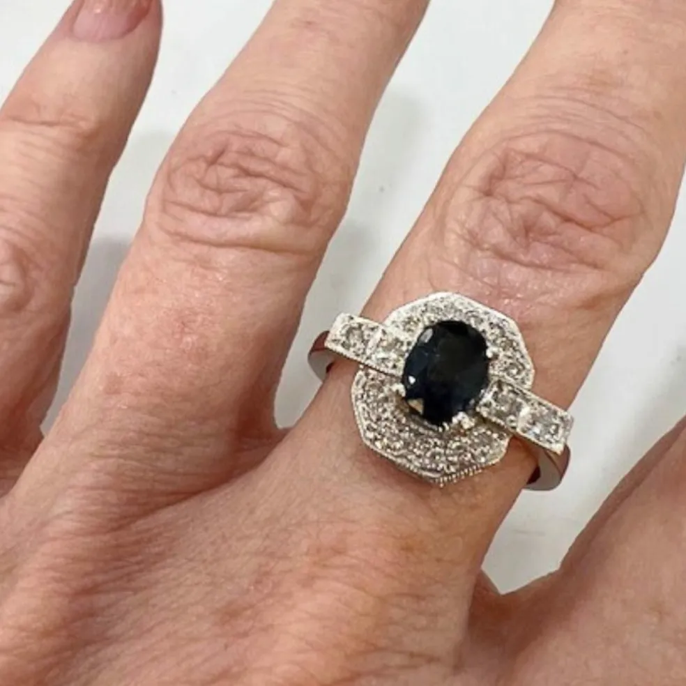 BAGUE EN PLATINE DE STYLE ART DÉCO AVEC DIAMANTS DE 0,38 ct ET SAPHIR DE 1,05 ct