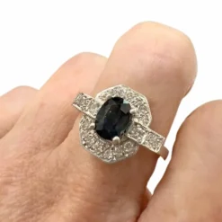 BAGUE EN PLATINE DE STYLE ART DÉCO AVEC DIAMANTS DE 0,38 ct ET SAPHIR DE 1,05 ct