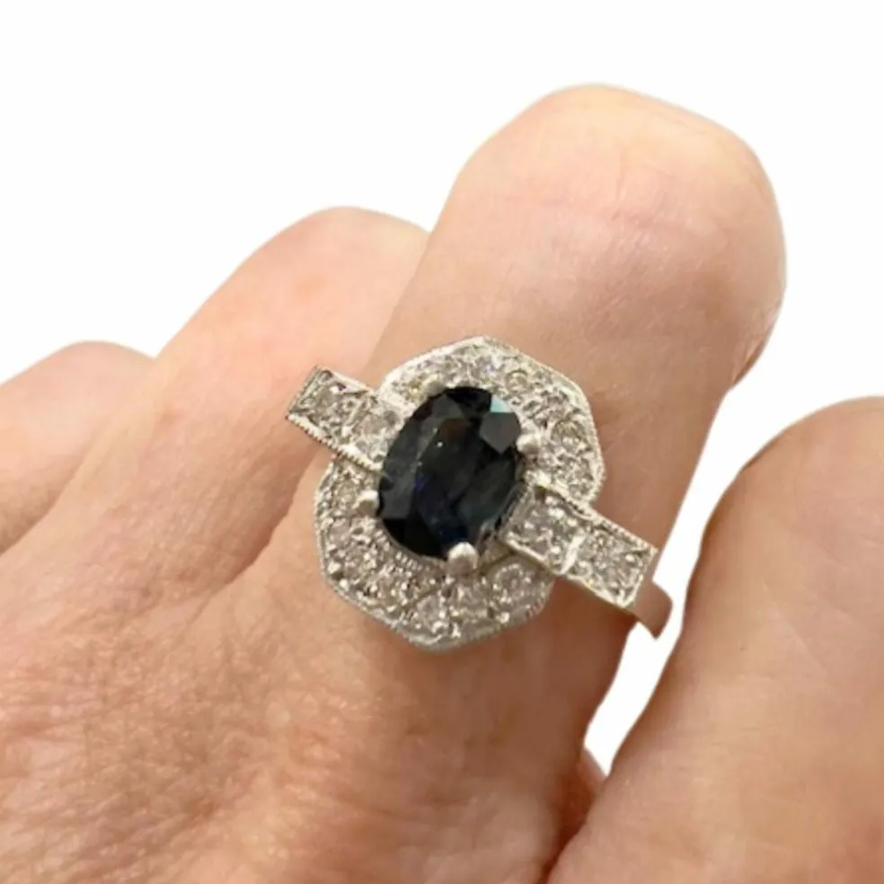 BAGUE EN PLATINE DE STYLE ART DÉCO AVEC DIAMANTS DE 0,38 ct ET SAPHIR DE 1,05 ct