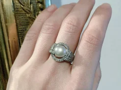 Bague en platine, diamants et perle fine Art Déco