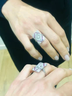 Bague en platine, diamants et rubis rectangulaire