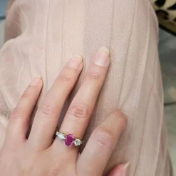 Bague en platine et or jaune diamants et saphir rose naturels