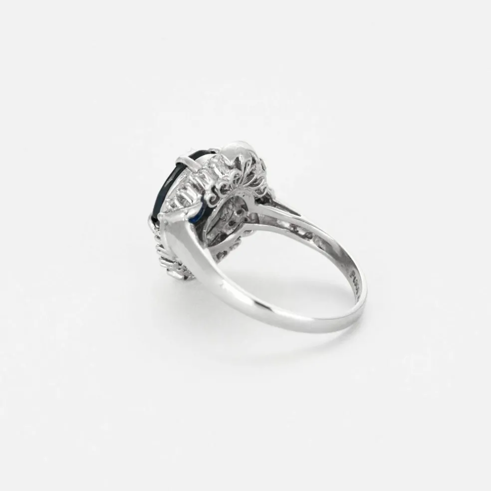 Bague en platine, saphir et diamants
