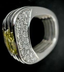 Bague en platine serti d'un diamant jaune taille radiant de 3,28 carats