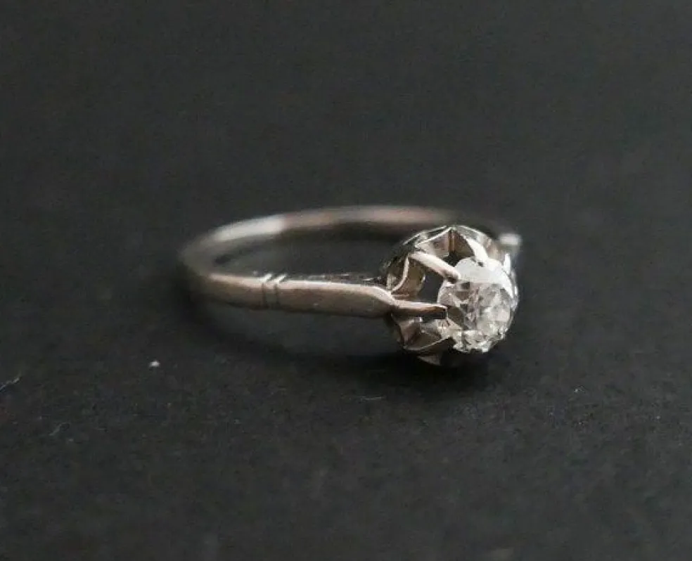 Bague en Platine sertie d'un Diamant.