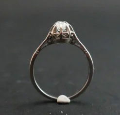Bague en Platine sertie d'un Diamant.