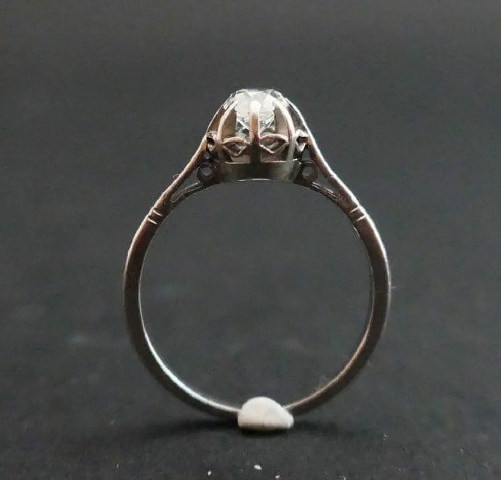 Bague en Platine sertie d'un Diamant.