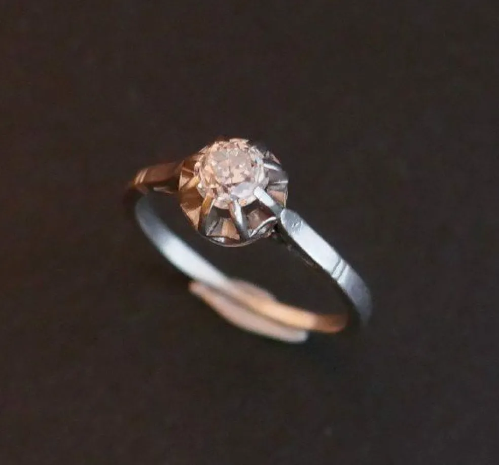 Bague en Platine sertie d'un Diamant.