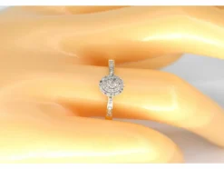 Bague entourage en or avec diamants
