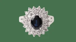 Bague entourage en or blanc, saphir ovale et diamants